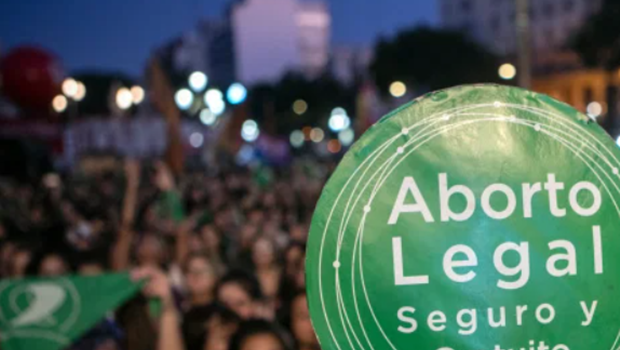 Aprovação do Senado Argentino saiu após sessão que durou 12 horas. Manifestantes, pró e contra, não respeitaram medidas de biossegurança