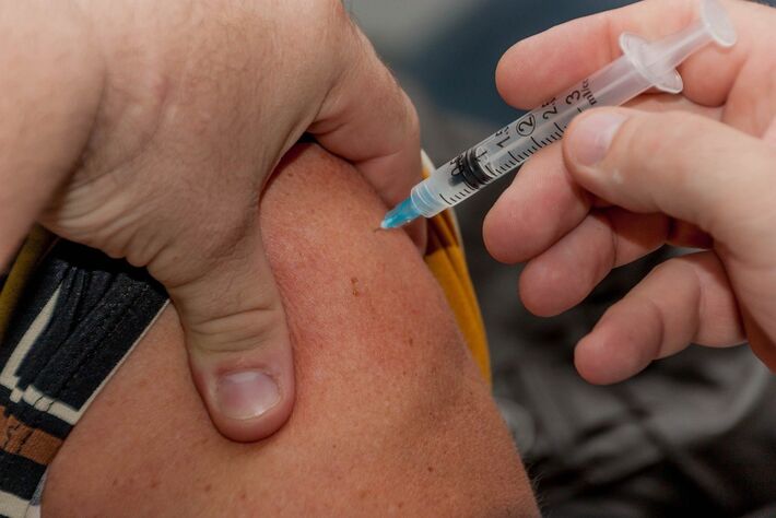 O público-alvo seguirá o plano de vacinação do Ministério da Saúde, que privilegia os profissionais de saúde