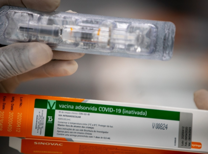 Vacina Coronavac é produzida pelo Instituto Butantan e, diferente da Moderna e Pfizer, pode ser armazenada em geladeira comum.
