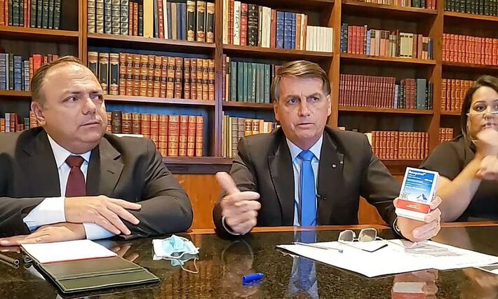 Bolsonaro e o ministro Eduardo Pazuello. Presidente receitava cloroquina em lives 