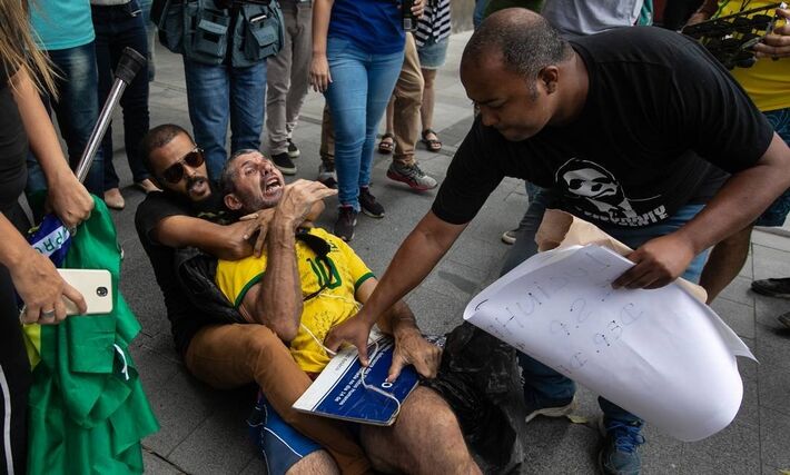Bolsonarista estrangula manifestante enquanto comparça tenta pegar a placa com em homenagem à Marielle Franco 