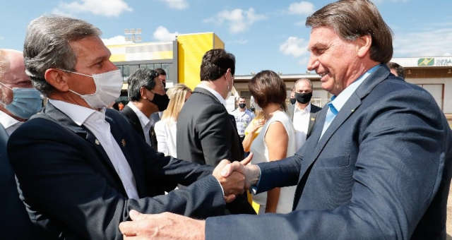 Mesmo com a determinação da troca de presidentes, Bolsonaro garante não ter interferido na empresa. 