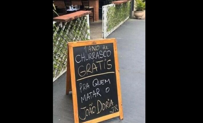Restaurante na Vila Mariana, Zona Sul de SP, anuncia "churrasco grátis pra quem matar o João Doria", governador de São Paulo. 