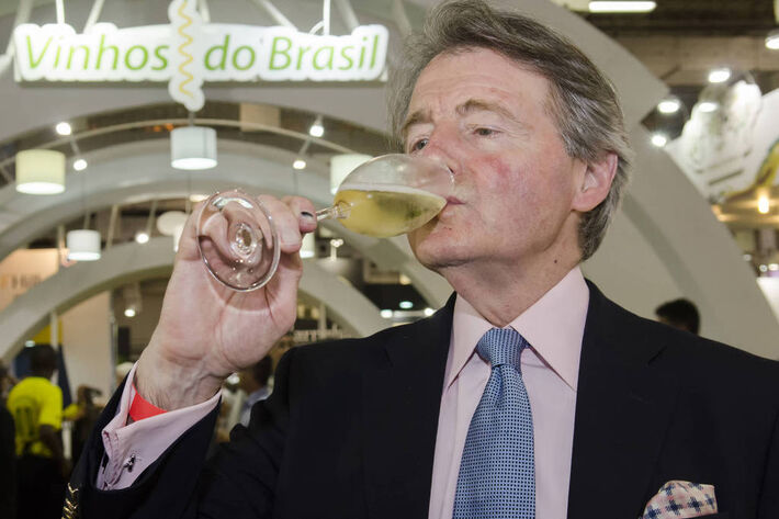 O amante de vinhos Steven Spurrier, durante degustação em feira de São Paulo, em 2014