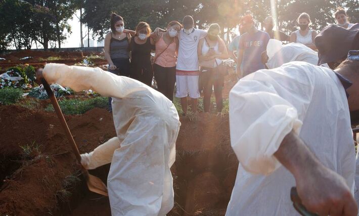 Enterro no cemitério Vila Formosa, na Zona Leste de São Paulo. Estado totaliza quase 70 mil óbitos causados pelo coronavírus-
