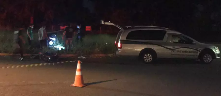 Equipes ao lado do corpo da vítima na rotatória.