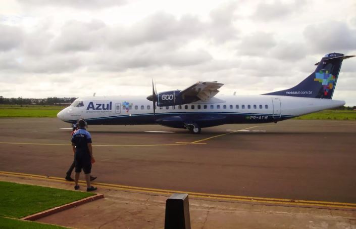 Avião em operação no Aeroporto Regional de Dourados.