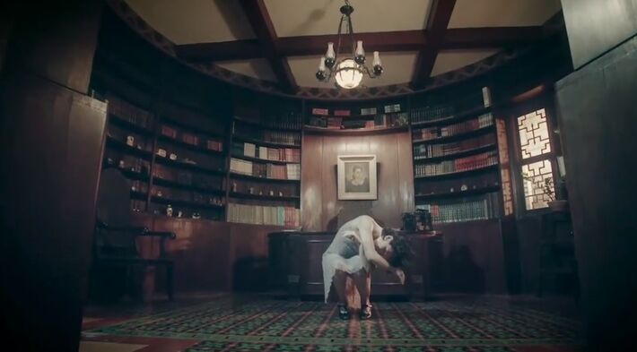 Esse é um frame do filme de terror "Mudança".