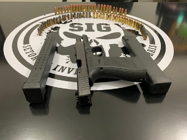 Polícia apreendeu com indivíduo uma pistola 9mm (possivelmente usada no crime), dois carregadores e diversas munições, que incluem de calibre 45, 380 e 9mm.
