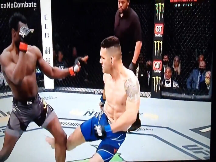 Exatamente igual a cena, 8 anos depois, lutador que vencer Anderson Silva, quebra a perna.