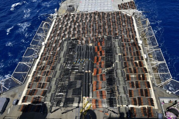 Milhares de armas ilícitas são exibidas a bordo do USS Monterey, cruzador de mísseis guiados da Marinha dos EUA, que foram apreendidas em águas internacionais do Mar da Arábia do Norte em 8 de maio de 2021.