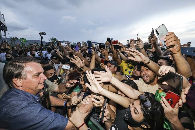 Defensor da "imunidade de rebanho", Jair Messias Bolsonaro é alvo da CPI da Covid. Na imagem, o presidente, sem máscara, participa de aglomeração em Fortaleza (CE).