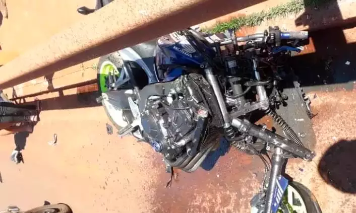 Moto CB 650 parou embaixo do guard rail.