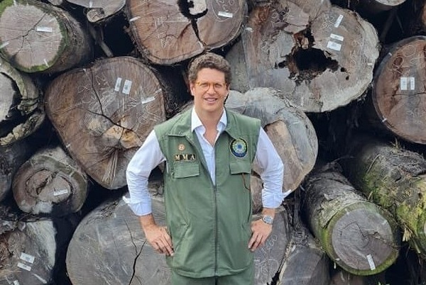 Ricardo Salles em foto tirada, em 1º de abril, durante a maior apreensão de madeira ilegal da história do Brasil pela PF.