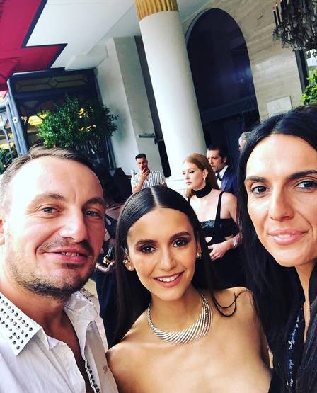 Ao fundo na selfie, Marina Ruy Barbosa e o namorado, Guilherme Mussi, na França. 
