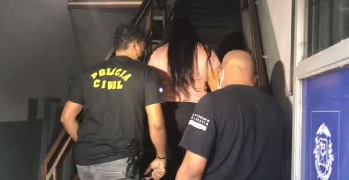 Suposta mandante da morte do policial militar chega à Delegacia.