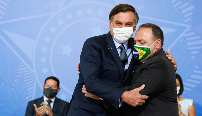 Presidente da República Jair Bolsonaro acompanhado do senhor Eduardo Pazuello, Ministro de Estado da Saúde, assina o termo de posse. 