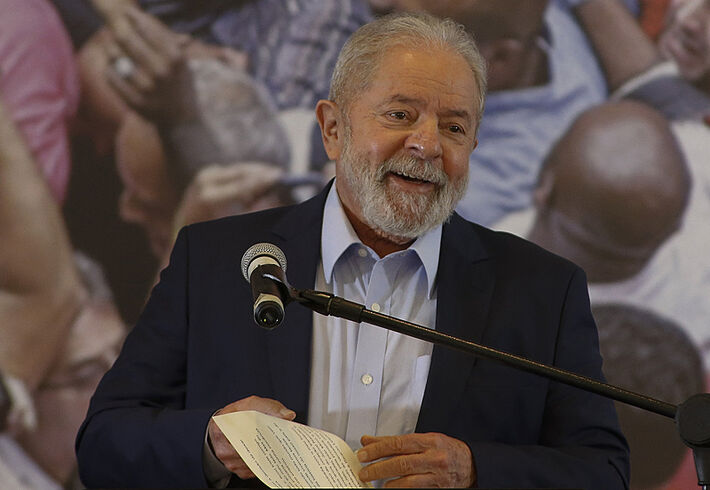 No último levantamento da XP/Ipespe, Lula aparecia com 25% das intenções de votos e Bolsonaro, à frente, com 27% - Miguel SCHINCARIOL / AFP