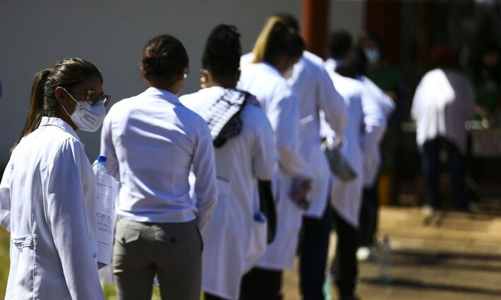 Médicos chegam ao local do Revalida em Brasília. 