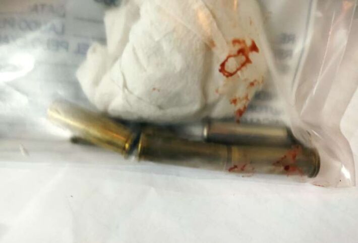 Cápsulas apreendidas no local do crime. A imagem foi feita pelo fotojornalista Osvaldo Duarte, do site Dourados News.