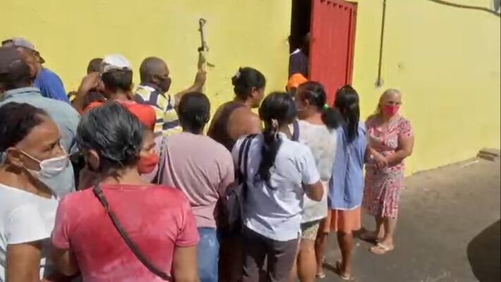 Açougue tem fila para doação de ossos em Cuiabá  Foto: TV Centro América