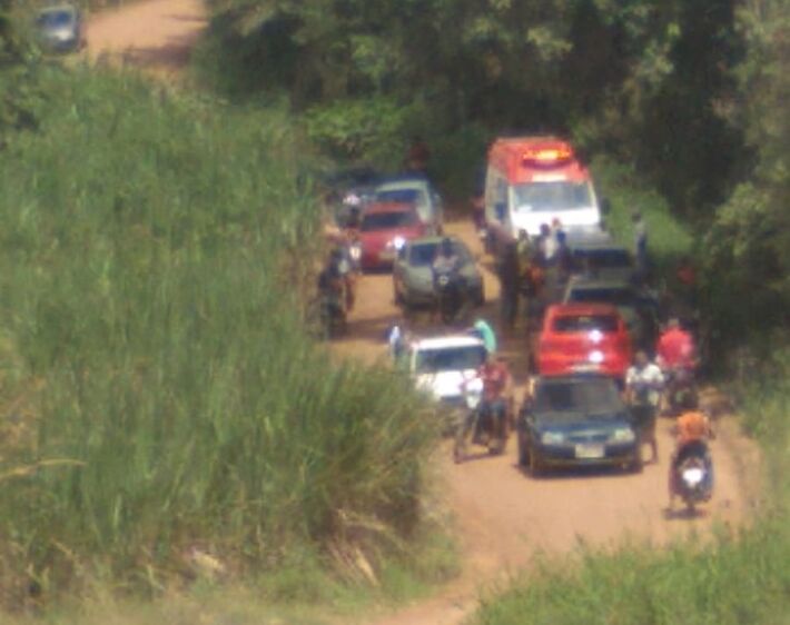 Local onde o carro dos criminosos foi encontrado.