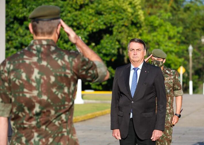 Bolsonaro e militares. (Foto: Carolina Antunes/PR)