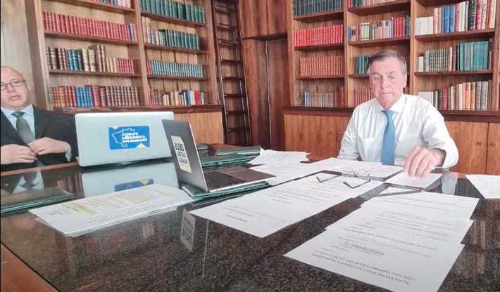 Jair Bolsonaro filmou a entrevista à rádio em que divulgou mentiras. 