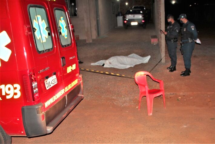 O corpo de Rosimeire coberto com lençol.  A imagem foi feita por Acácio Gomes do site Nova News.