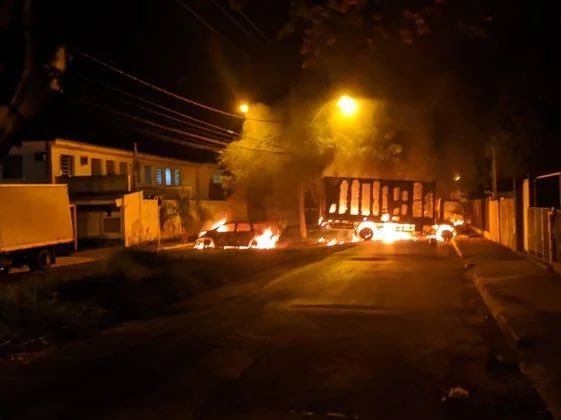 Eles queimaram carros e cercaram as bases militares em Araçatuba - SP. 