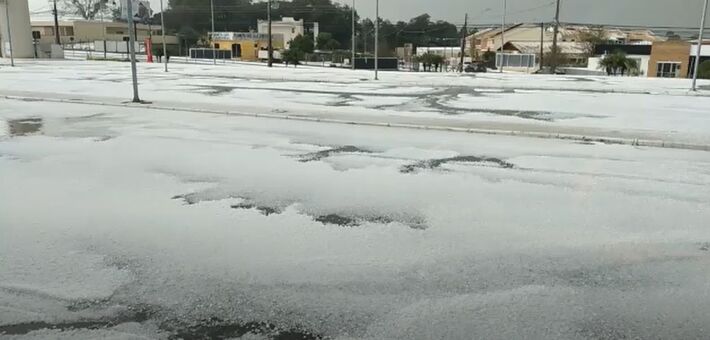 Chuva de granizo é registrada na Grande Curitiba.