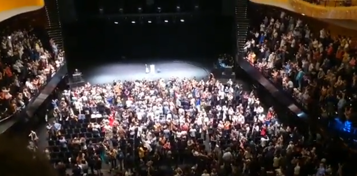 Público gritou em coro "fora Bolsonaro" em show de Caetano Veloso em Paris.  