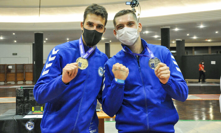 Bruno Pekelman (esq.) e Enrico Pezzi (dir.) comemoram as medalhas de ouro e prata. Foto: Rosele Sanchotene.