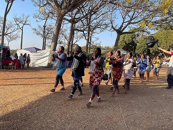 Cerca de quatro mil mulheres se juntam aos remanescentes do acampamento "Luta Pela Vida". 