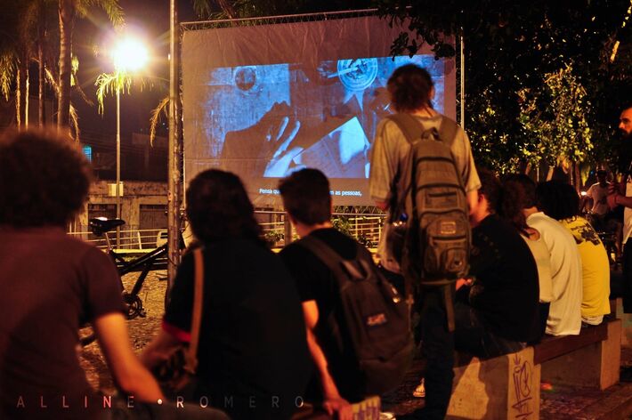 Cinema ao livre em praça da Capital. Foto: Reprodução 
