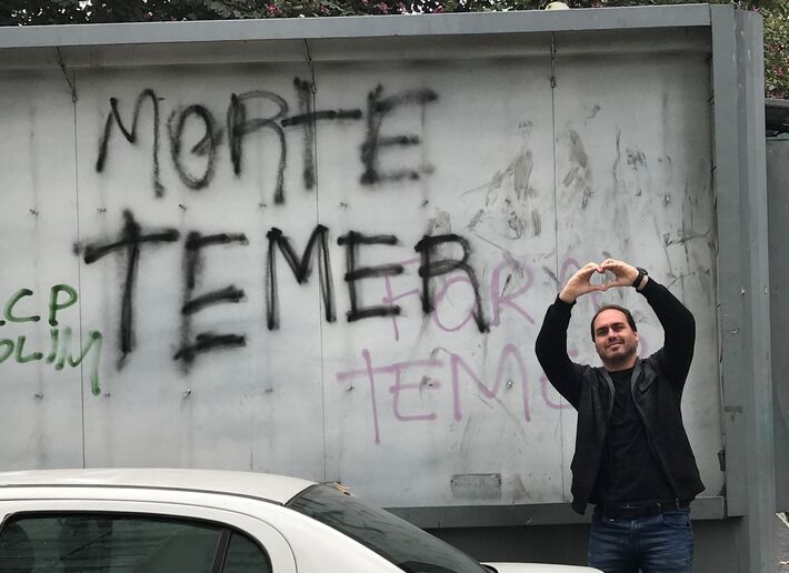 Carlos posa celebrando mensagem odiosa a Michel Temer, agora aliado do seu pai. Foto: Reprodução 