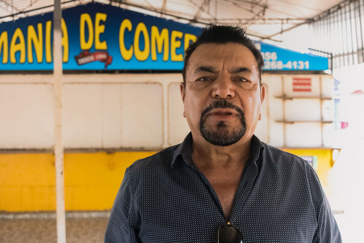 Este é Patrício, comerciante há 30 anos em Campo Grande. Ele está fazendo uma galinhada para arrecadar recursos para pagar a obra e recomeçar seu restaurante. Foto: Tero Queiroz