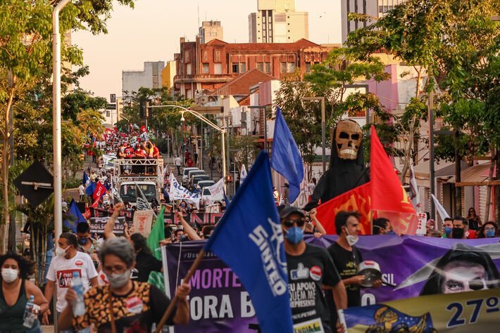 Manifestantes lotaram a 14 de Julho, no Centro de Campo Grande. Foto: Tero Queiroz