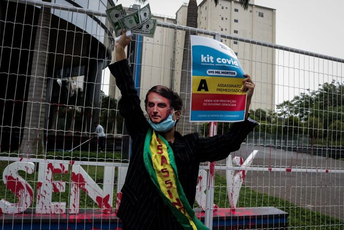 Protesto teve dólares espalhados e alusões ao "kit covid" de Bolsonaro defendido pela empresa.