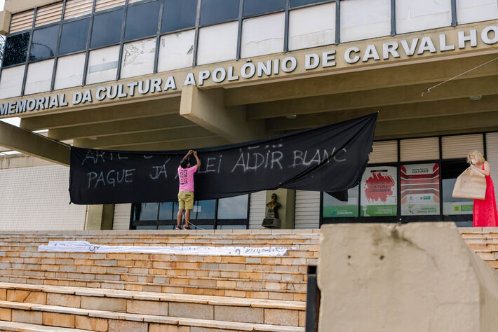 Artista manifestava em frente ao Prédio da Fundação de Cultura em 16 de dezembro de 2020. Foto: Tero Queiroz | MS Notícias