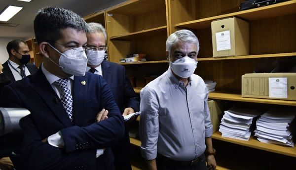 Randolfe (à esq.) lembrou que contratação da VTCLog pelo Ministério da Saúde, sofreu críticas de funcionários.