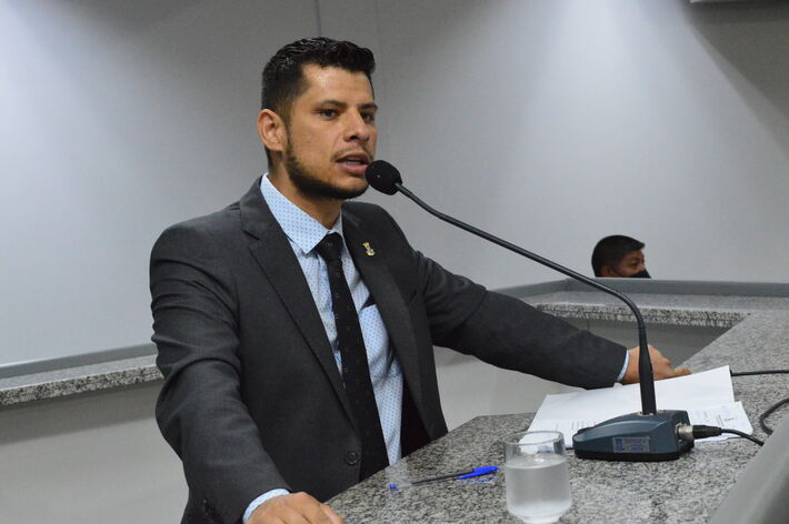 Tiago Vargas durante fala na Câmara dos Vereadores. Foto: Câmara Municipal de Campo Grande (MS).