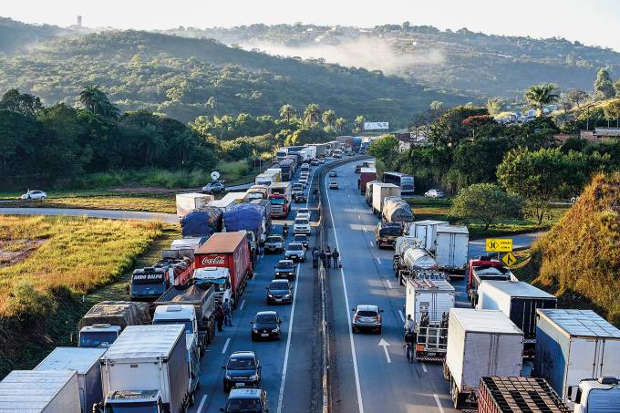 Greve de caminhoneiros em maio de 2018: categoria alega exercer serviço essencial durante a pandemia Douglas Magno/O Tempo/Estadão Conteúdo 