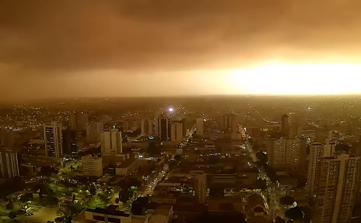 Céu de Campo Grande foi encoberto por poeira e ligo depois ocorreu tempestade de poeira. Foto: Clima ao Vivo