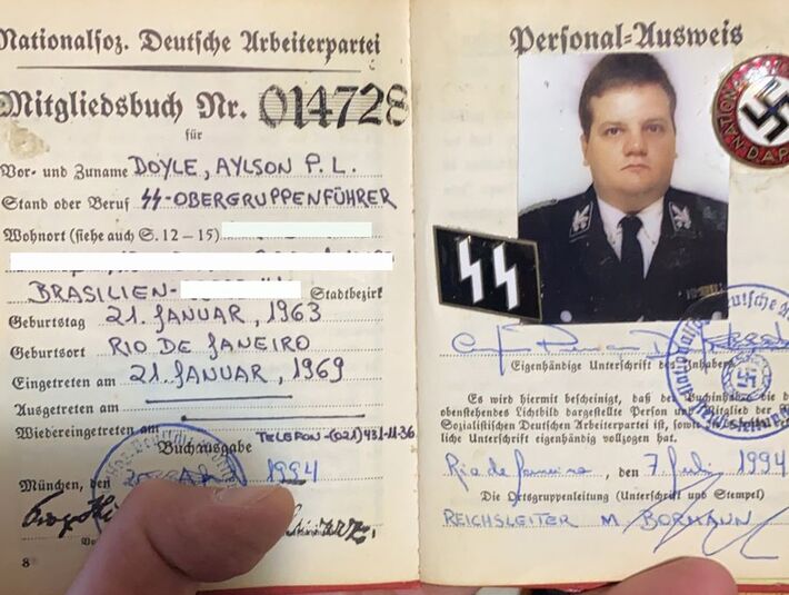 A polícia encontrou um documento da SS, a organização paramilitar ligada ao Partido Nazista, com a foto de Aylton  Foto: Divulgação