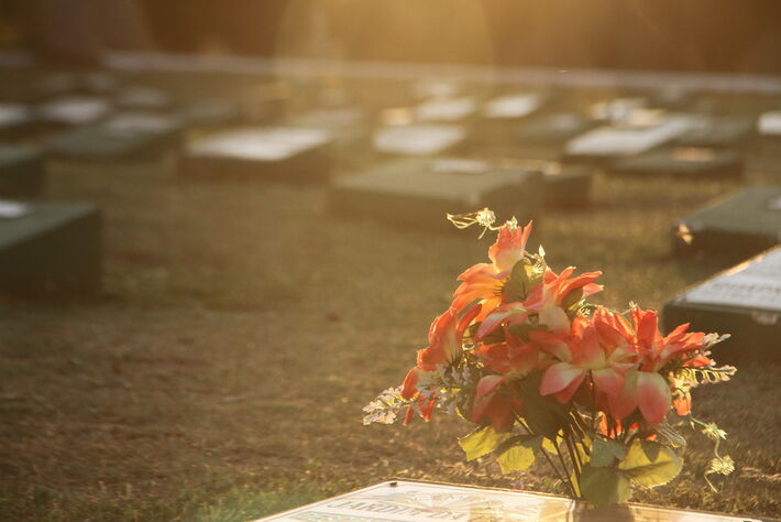 Flores sobre lápide em cemitério de Campo Grande. Foto: Tero Queiroz 