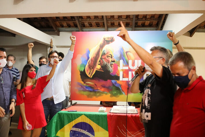 Lideranças do Partido dos Trabalhadores em Mato Grosso do Sul discursaram na comemoração dos 76 anos do presidente Lula. Foto: PT-MS 