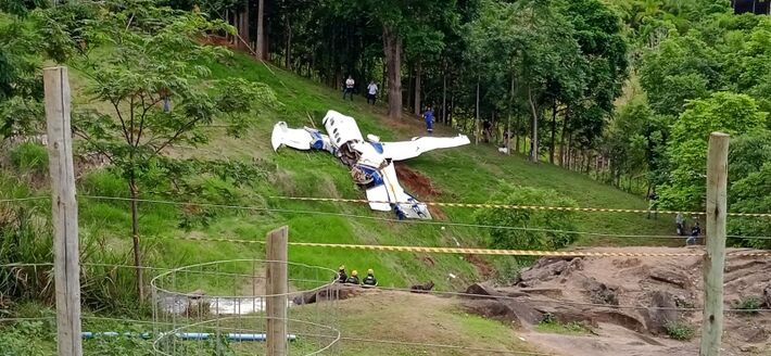 Avião sendo içado após a PEC Táxi Aéreo conseguir autorização para retirar as peças do bimotor. (Foto: Miguel Bráz/ TV SISTEC)