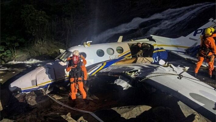 Avião caiu perto de cachoeira em Piedade de Caratinga, MG. Foto: Bombeiros MG 