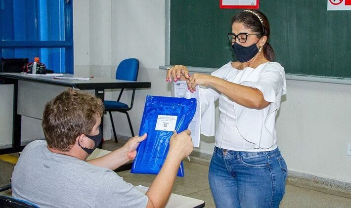Candidato no momento em que uma das fiscais entregava a prova do último dia 15 de novembro. Foto:  @prof.leandrobenites